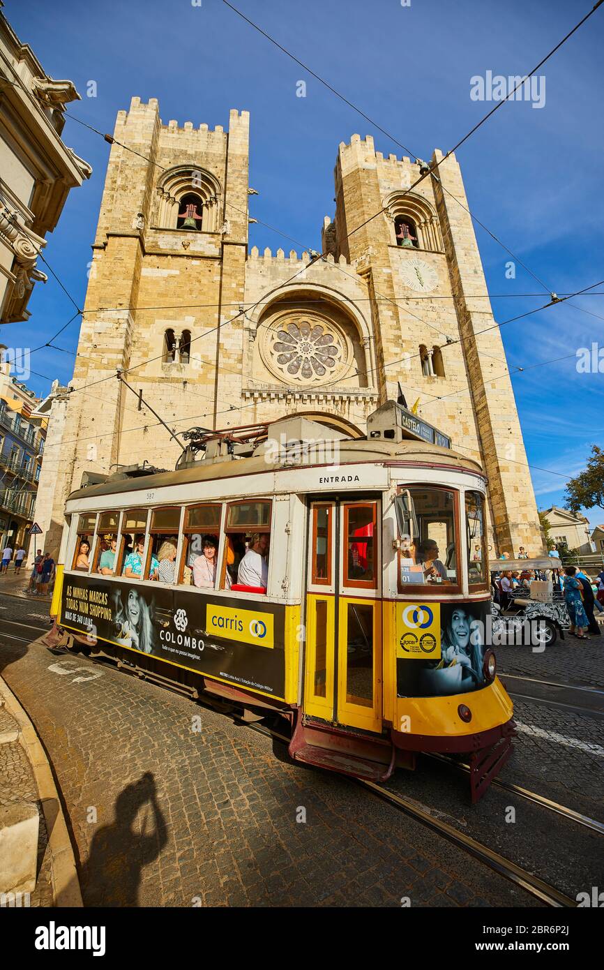 Ein Trolley fährt an der Kathedrale von Lissabon in der Altstadt von Lissabon, Portugal vorbei. Stockfoto