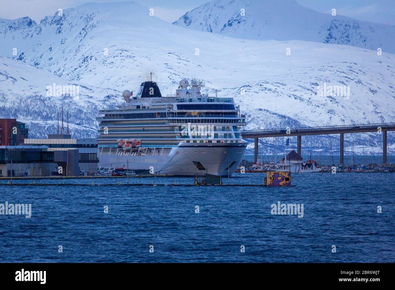 Ankunft in Tromsø mit einem alten Kreuzfahrtschiff Stockfoto
