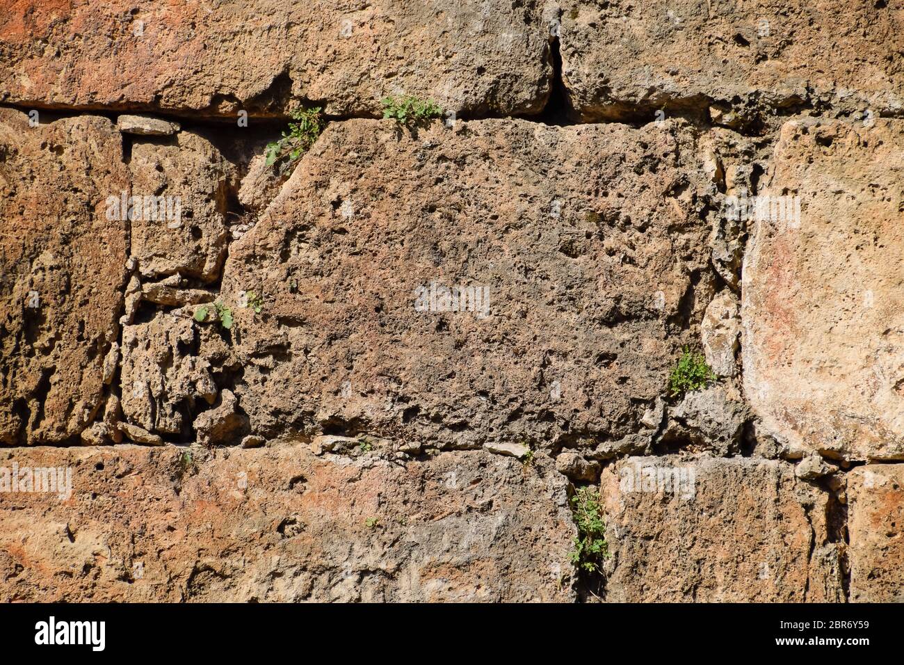 Die Wand in der Nähe des Tor des Hadrian, die Textur der Mauern der alten Steinen. Hadrians Tor, Antalya Wahrzeichen. Alte Bau von Th Stockfoto