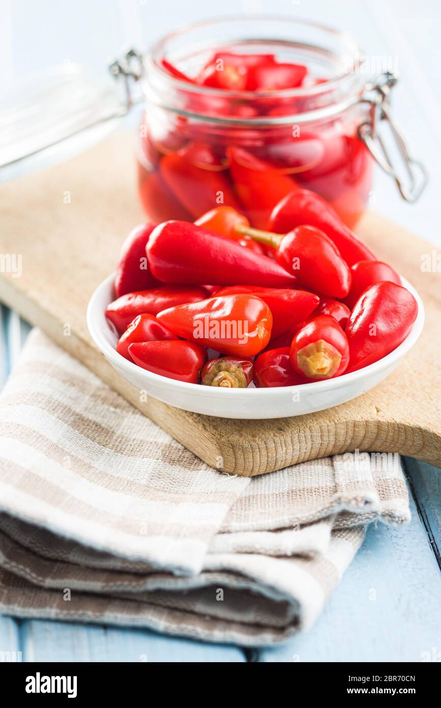 Eingelegte Peperoni in der Schüssel. Stockfoto