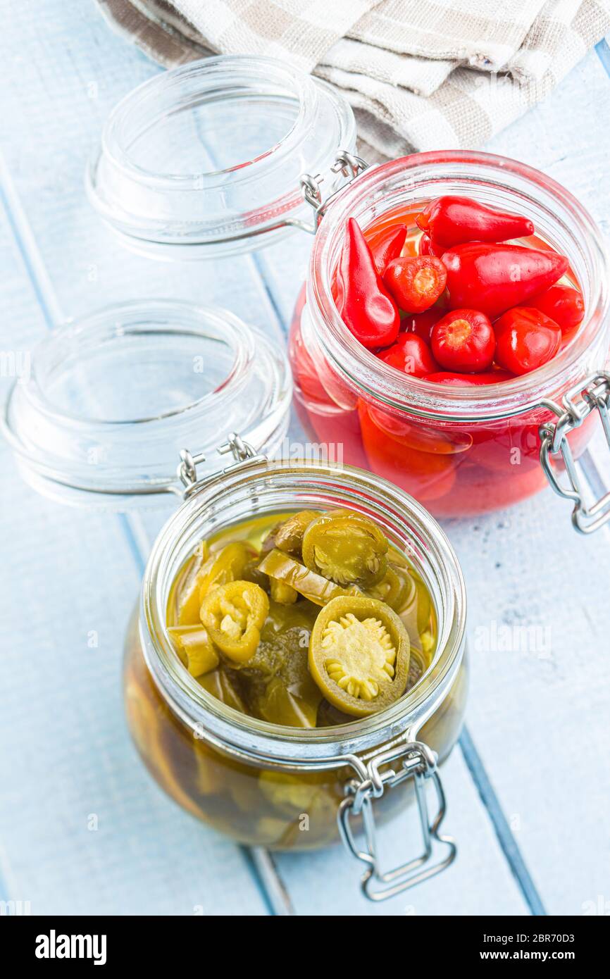 Eingelegte Peperoni und jalapeno Pfeffer in jar. Stockfoto