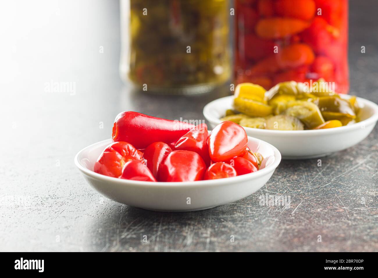 Eingelegte Peperoni in der Schüssel. Stockfoto