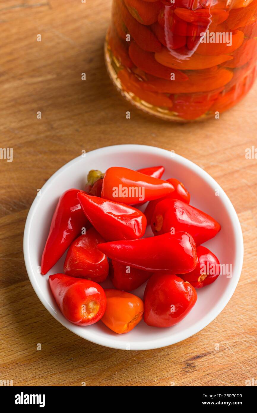 Eingelegte Peperoni in der Schüssel. Stockfoto