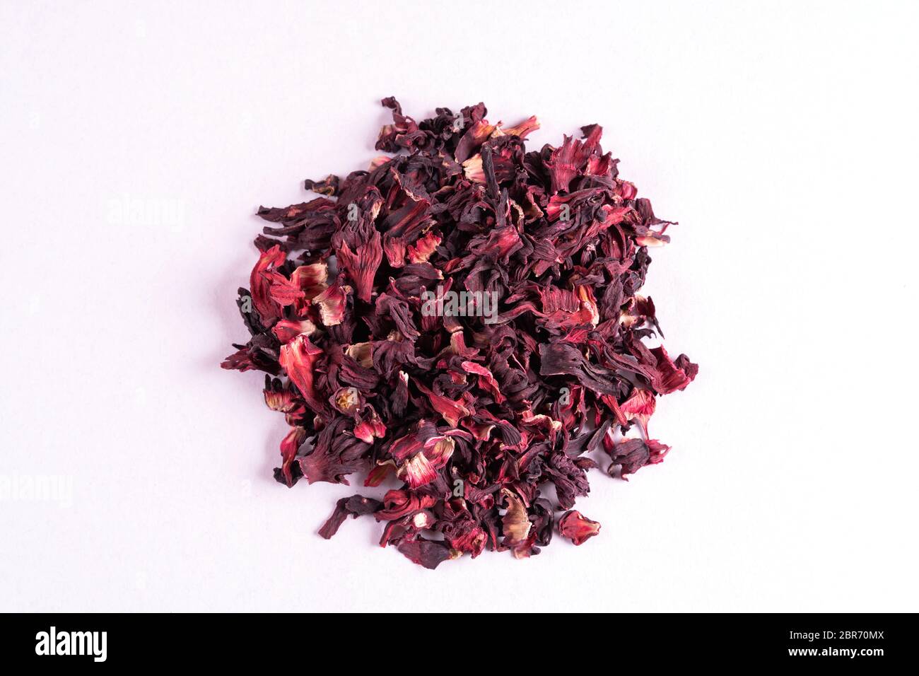 Haufen von trockenen Hibiskus Karkade Kräutertee isoliert auf weißem Hintergrund, Draufsicht. Stockfoto