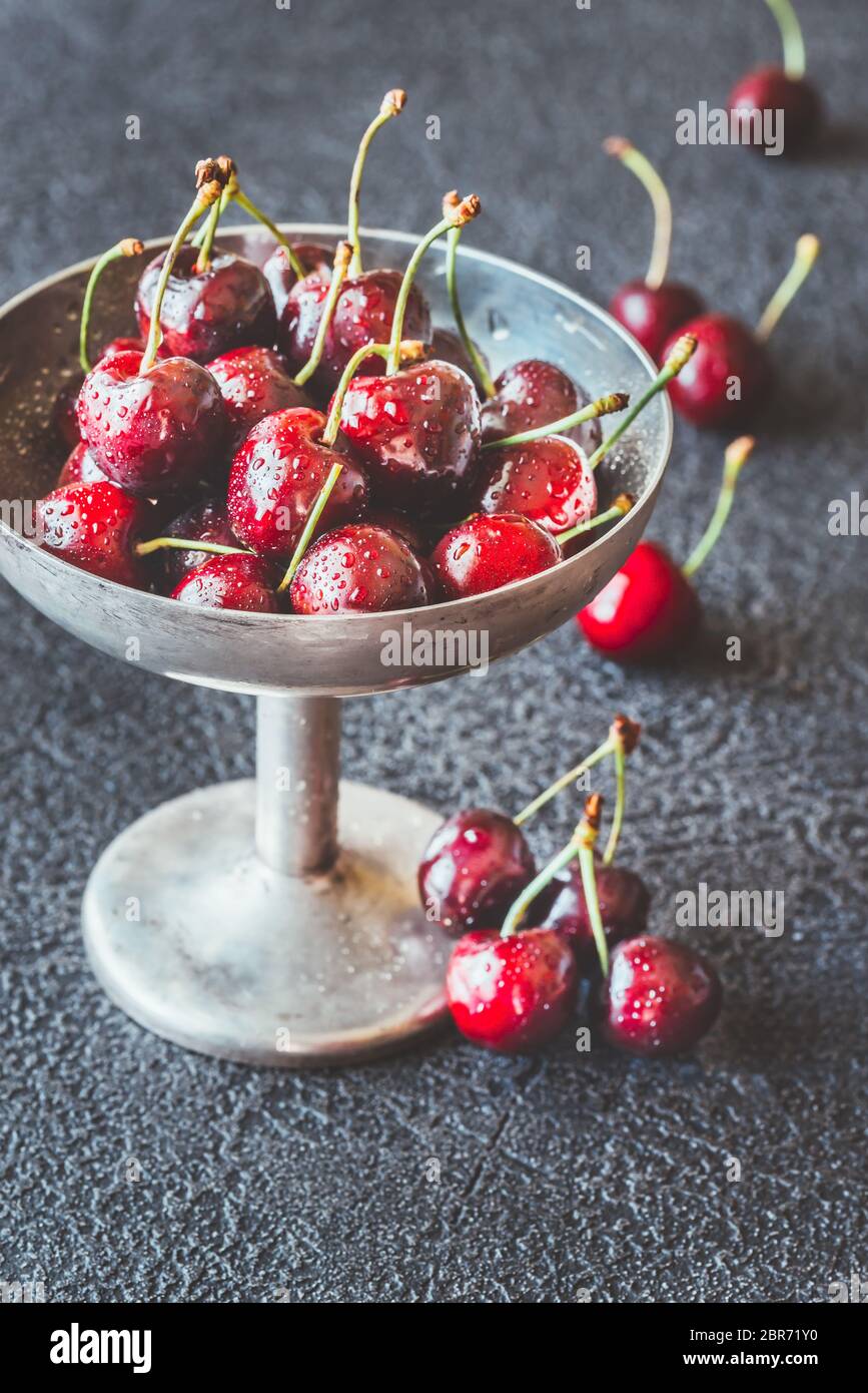 Frische Kirschen in Vintage silver Vase auf dem dunklen Hintergrund Stockfoto