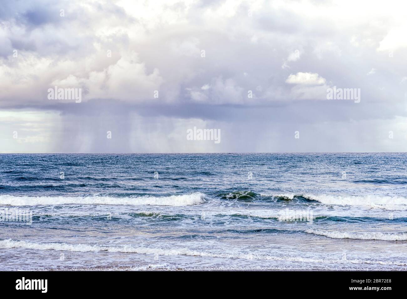 Stürmischer und regnerischer Morgen an der Küste. Cardiff-by-the-Sea, Kalifornien, USA. Stockfoto