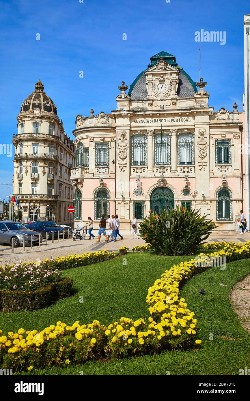 Agencia do Banco de Portugal Gebäude mit Blumen im Vordergrund in Coimbra Portugal Stockfoto