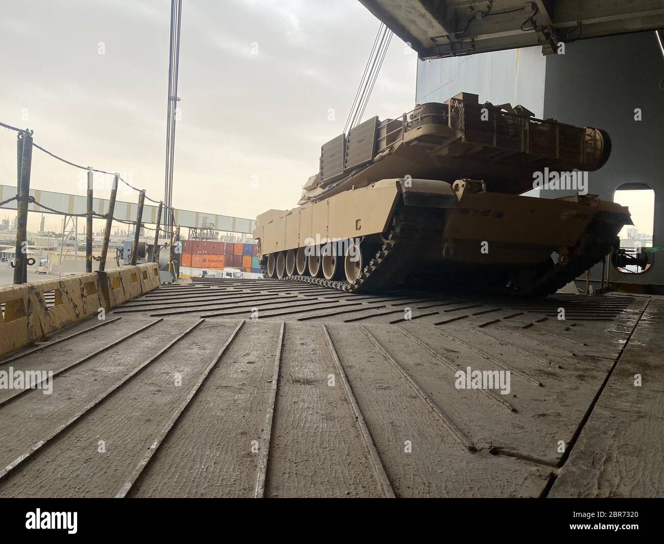 Ein M1A2 Abrams-Panzer mit der 401. Armee-Feldunterstützungsbrigade wird an Bord der USNS Brittin geladen, als Teil einer normalen Rotation von Ausrüstung aus dem Einsatzgebiet des Zentralkommandos (CENTCOM) im Hafen von Shuaiba, Kuwait, 9. Mai 2020. Das Bob Hope-Klasse Roll on Roll off Schiff transportiert Ausrüstung von der 401st AFSB, 7th Transportation Brigade (Expeditionary) und I Marine Expeditionary Force. (USA Armeefoto von Sgt. Lazaro A. Reyes) Stockfoto