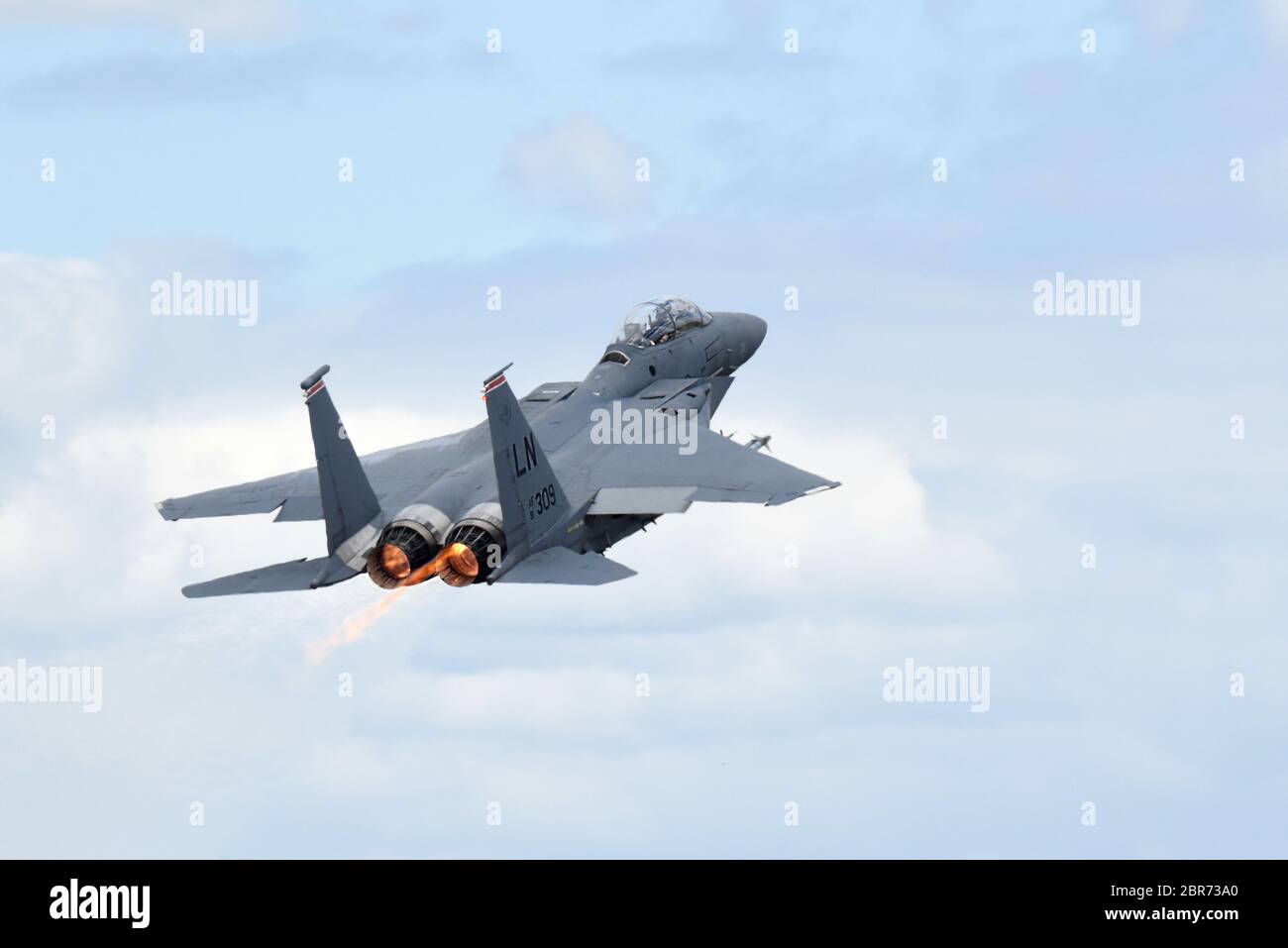 Ein F-15E Strike Eagle, der dem 494. Jagdgeschwader zugewiesen wurde, hebt am 14. Mai 2020 in der Royal Air Force Lakenheath, England, ab. Das F-15E Strike Eagle Navigationssystem verwendet einen Laser Gyro und ein Global Positioning System, um die Position des Flugzeugs kontinuierlich zu überwachen und Informationen an den zentralen Computer und andere Systeme, einschließlich einer digitalen beweglichen Karte in beiden Cockpits, zu liefern. (USA Luftwaffe Foto von Airman 1. Klasse Rhonda Smith) Stockfoto