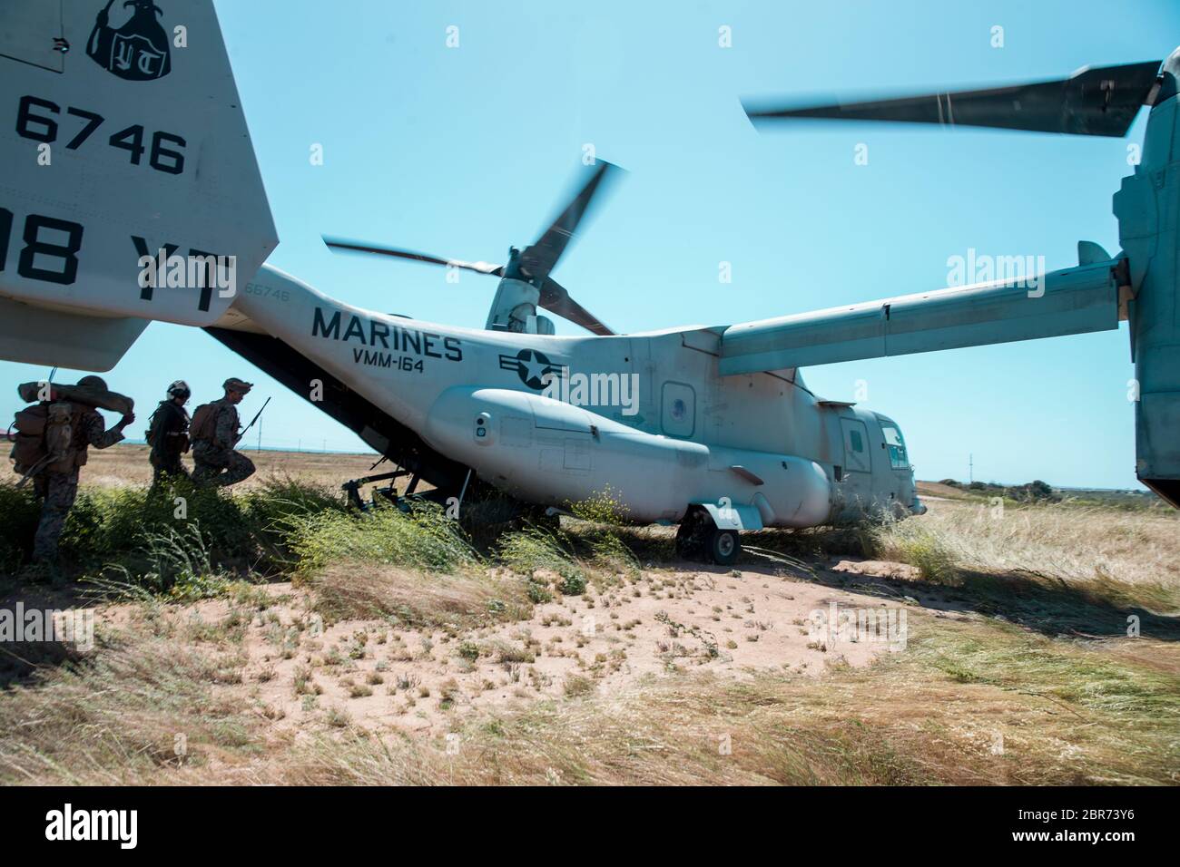 U.S. Marines mit Alpha Company Battalion Landing Team 1/4, 15th Marine Expeditionary Unit, besteigen einen MV-22B Osprey während eines Hubschrauberangriffs auf dem Marine Corps Base Camp Pendleton, Kalifornien, 12.-13. Mai 2020. Die Schulung wurde durchgeführt, um die Taktiken, Techniken und Verfahren der Teilnehmer für den Einsatz in einem bevorstehenden Einsatz zu verbessern. (USA Marine Corps Foto von CPL. Sarah Stegall) Stockfoto