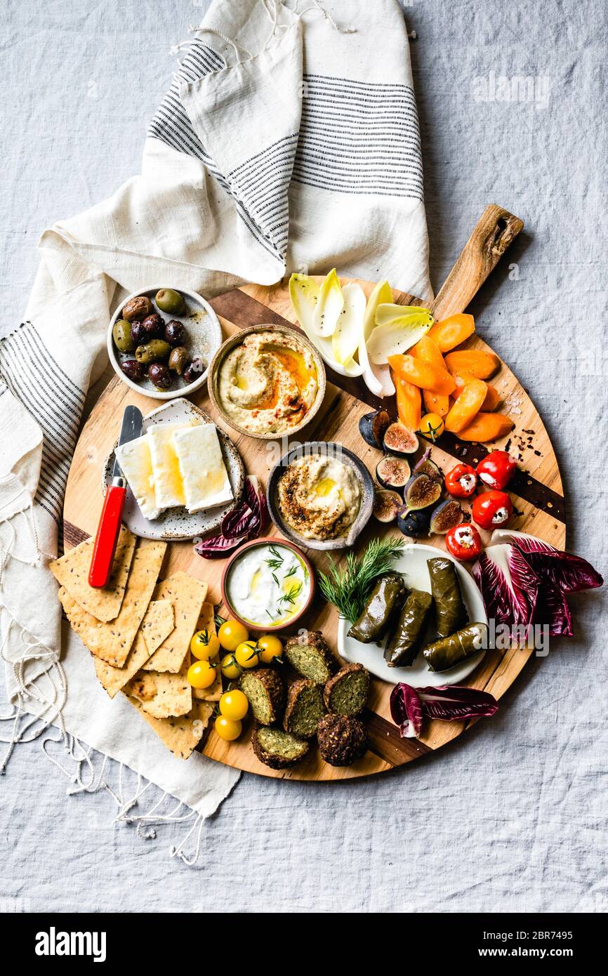 Mediterrane Mezze-Platte. Stockfoto