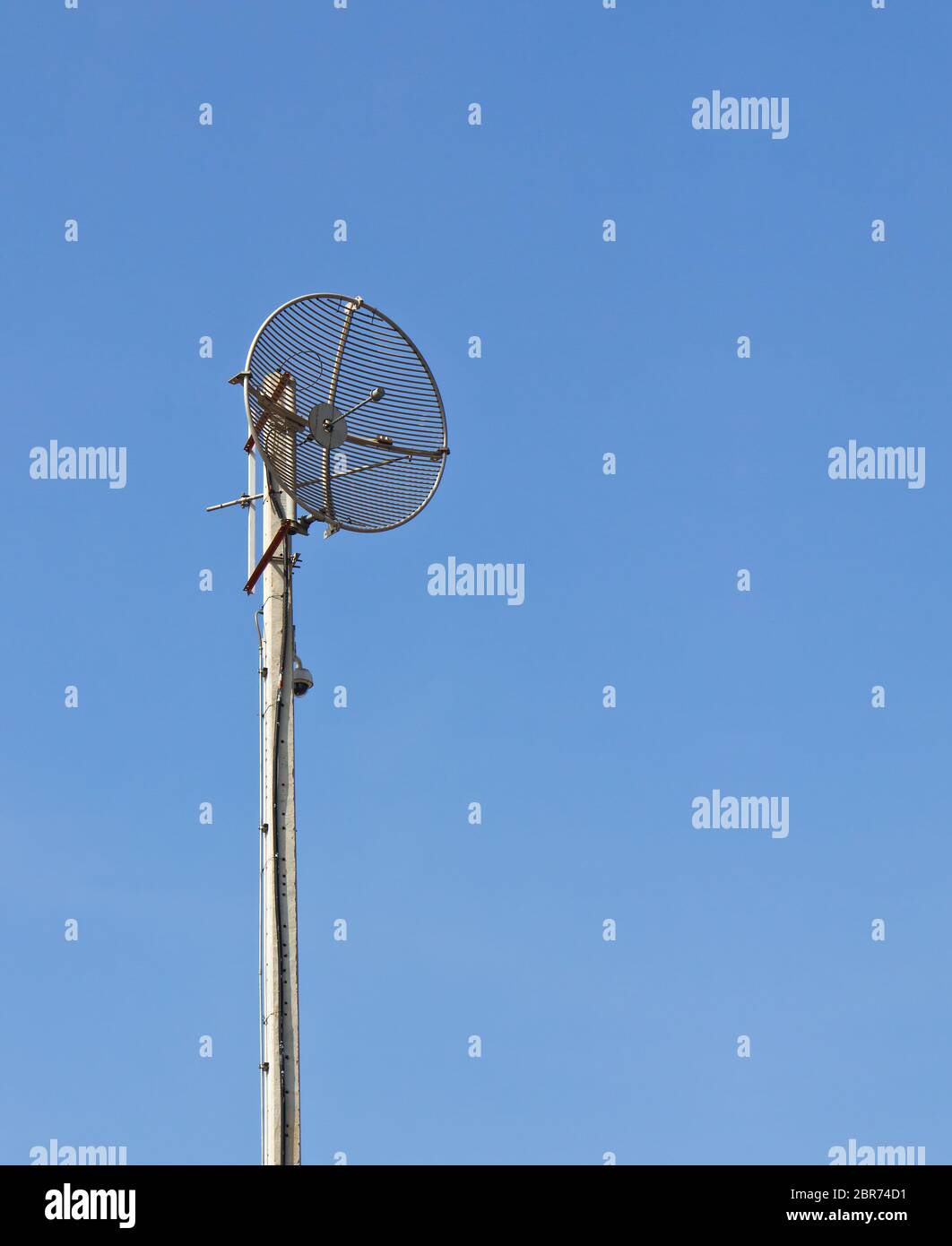 Funkturm und blauer Himmel Stockfoto