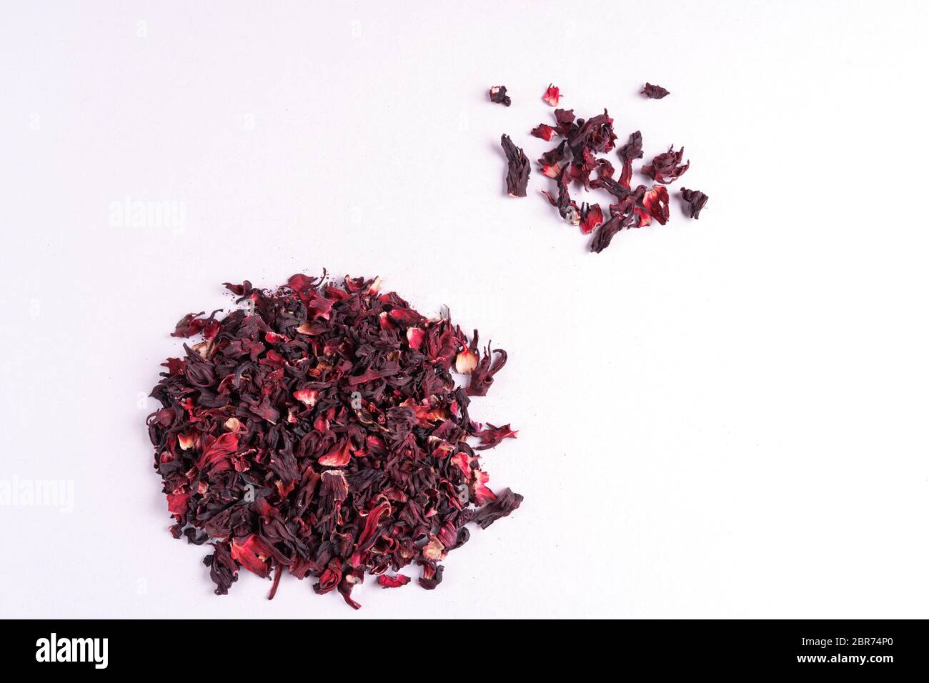 Haufen von trockenen Hibiskus Karkade Kräutertee isoliert auf weißem Hintergrund, Draufsicht. Stockfoto