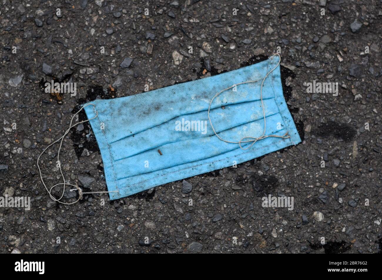 Gebrauchte Gesichtsmaske auf Straße, Kolumbien Stockfoto