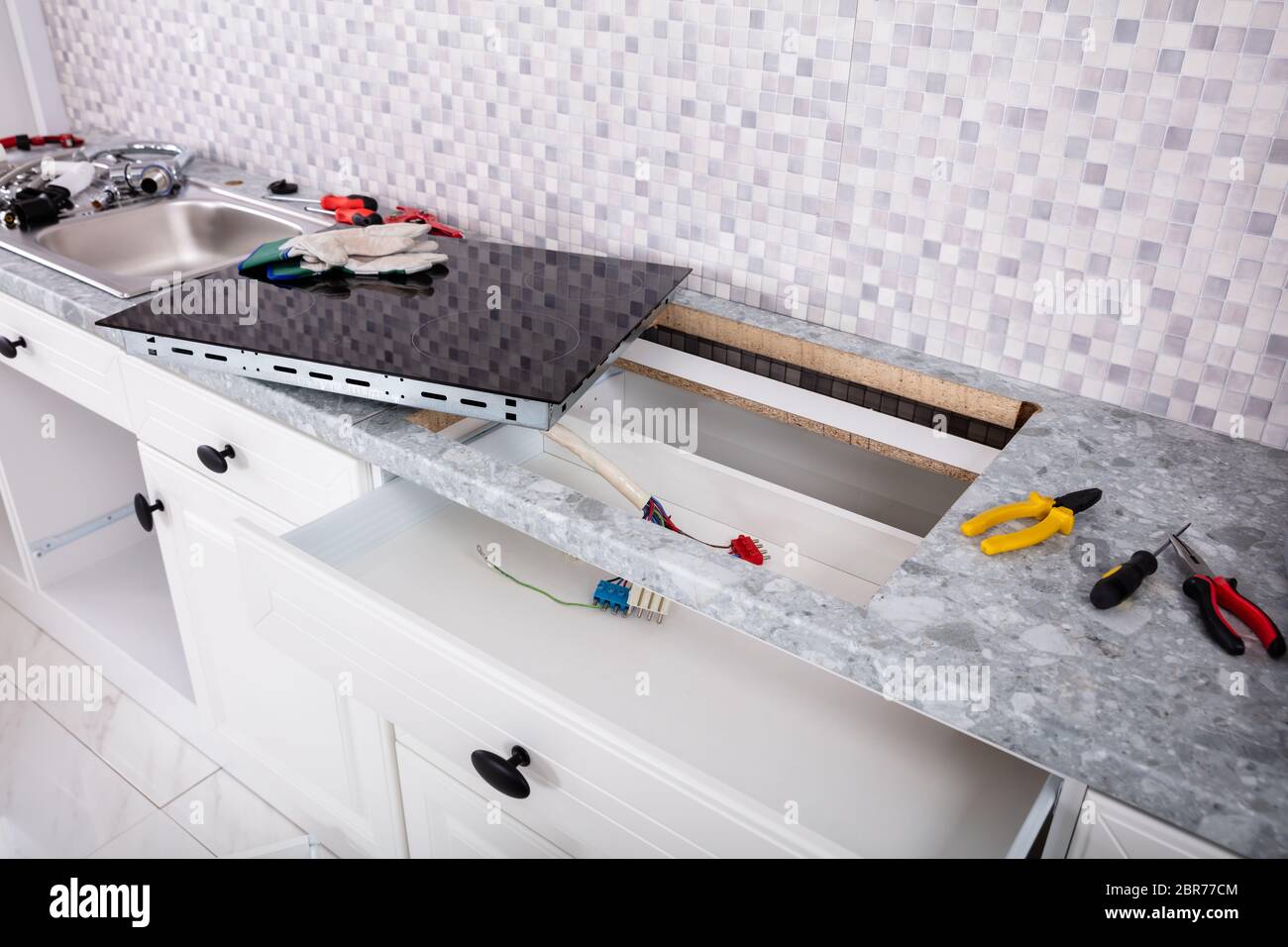 Nahaufnahme von einer elektrischen Küche Induktion Cerankochfeld Küche mit Tools Stockfoto