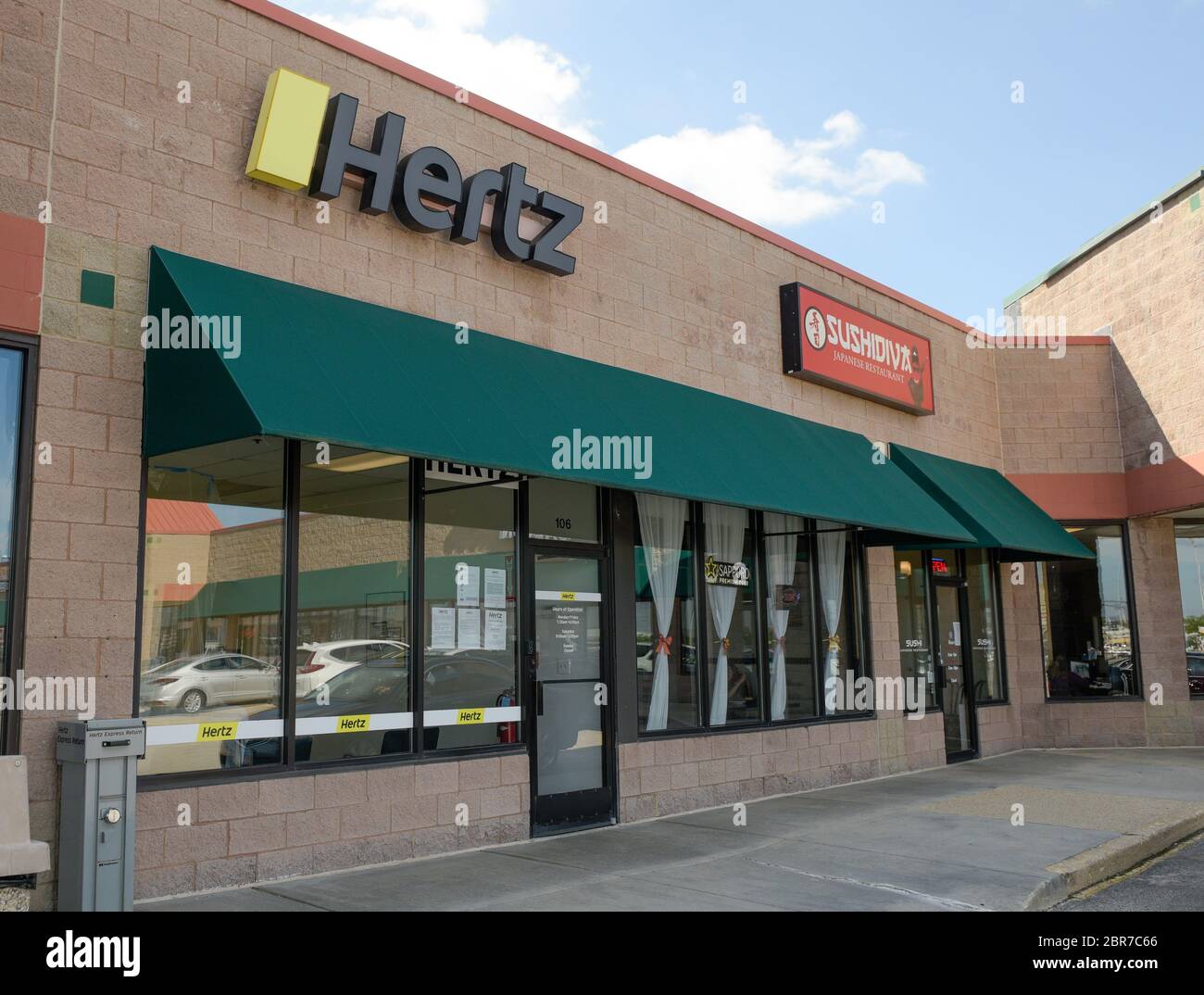 St. Charles, Illinois, USA. Mai 2020. Autovermietung Riese Hertz Global Holdings Inc versucht, ein Geschäft zu erarbeiten, um Konkurs zu vermeiden. Eine Liquidation der Fahrzeugflotte von Hertz könnte der Gebrauchtwagenindustrie schaden, indem sie den Markt mit Inventar überschwemmt. Diese Hertz Mietanlage in St. Charles, Illinois, war am Mittwoch, den 20. Mai 2020, zur Geschäftsstelle geöffnet. Kredit: Mark Black/ZUMA Wire/Alamy Live News Stockfoto