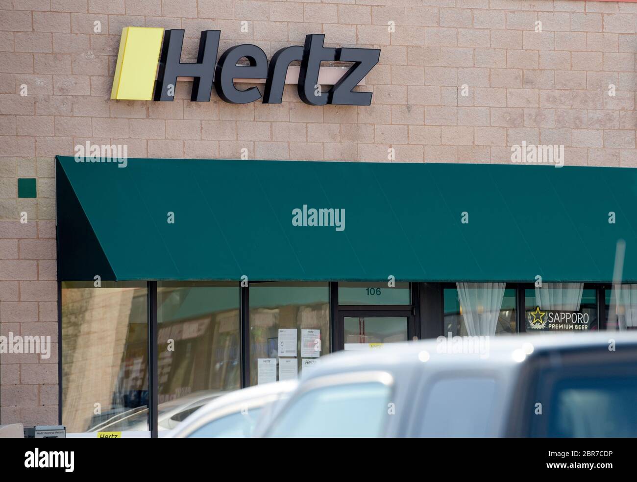 St. Charles, Illinois, USA. Mai 2020. Autovermietung Riese Hertz Global Holdings Inc versucht, ein Geschäft zu erarbeiten, um Konkurs zu vermeiden. Eine Liquidation der Fahrzeugflotte von Hertz könnte der Gebrauchtwagenindustrie schaden, indem sie den Markt mit Inventar überschwemmt. Diese Hertz Mietanlage in St. Charles, Illinois, war am Mittwoch, den 20. Mai 2020, zur Geschäftsstelle geöffnet. Kredit: Mark Black/ZUMA Wire/Alamy Live News Stockfoto