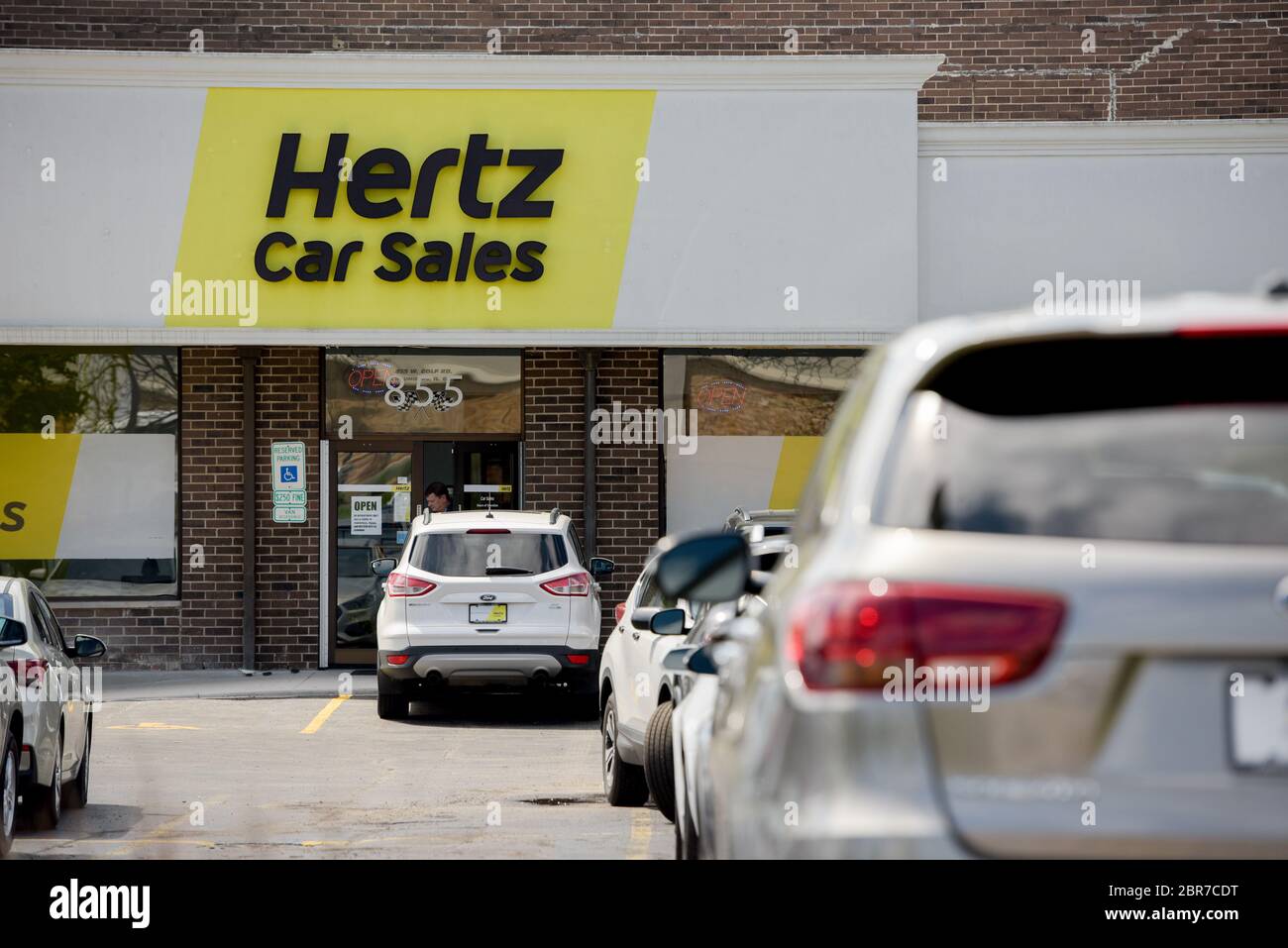 Schaumburg, Illinois, USA. Mai 2020. Autovermietung Riese Hertz Global Holdings Inc versucht, ein Geschäft zu erarbeiten, um Konkurs zu vermeiden. Eine Liquidation der Fahrzeugflotte von Hertz könnte der Gebrauchtwagenindustrie schaden, indem sie den Markt mit Inventar überschwemmt. Der Hertz Car Sales Standort in Schaumburg, Illinois, wurde am Mittwoch, den 20. Mai 2020 eröffnet. Kredit: Mark Black/ZUMA Wire/Alamy Live News Stockfoto