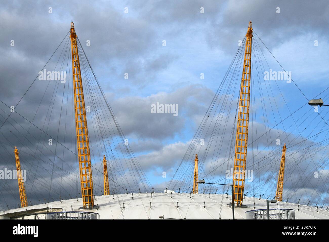 Millennium Dome Zelt Struktur mit Stützen und die Kabel in London Stockfoto