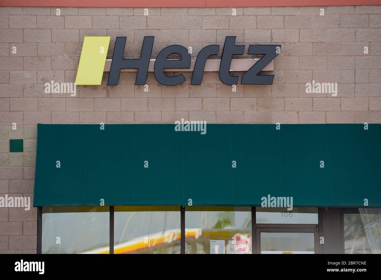 St. Charles, Illinois, USA. Mai 2020. Autovermietung Riese Hertz Global Holdings Inc versucht, ein Geschäft zu erarbeiten, um Konkurs zu vermeiden. Eine Liquidation der Fahrzeugflotte von Hertz könnte der Gebrauchtwagenindustrie schaden, indem sie den Markt mit Inventar überschwemmt. Diese Hertz Mietanlage in St. Charles, Illinois, war am Mittwoch, den 20. Mai 2020, zur Geschäftsstelle geöffnet. Kredit: Mark Black/ZUMA Wire/Alamy Live News Stockfoto