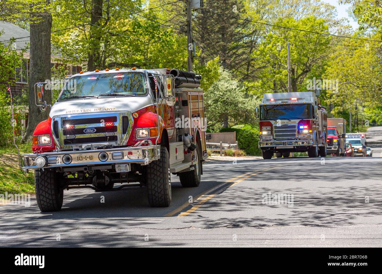 Mehrere Shelter Island Feuerwehrautos mit Beleuchtung an Stockfoto