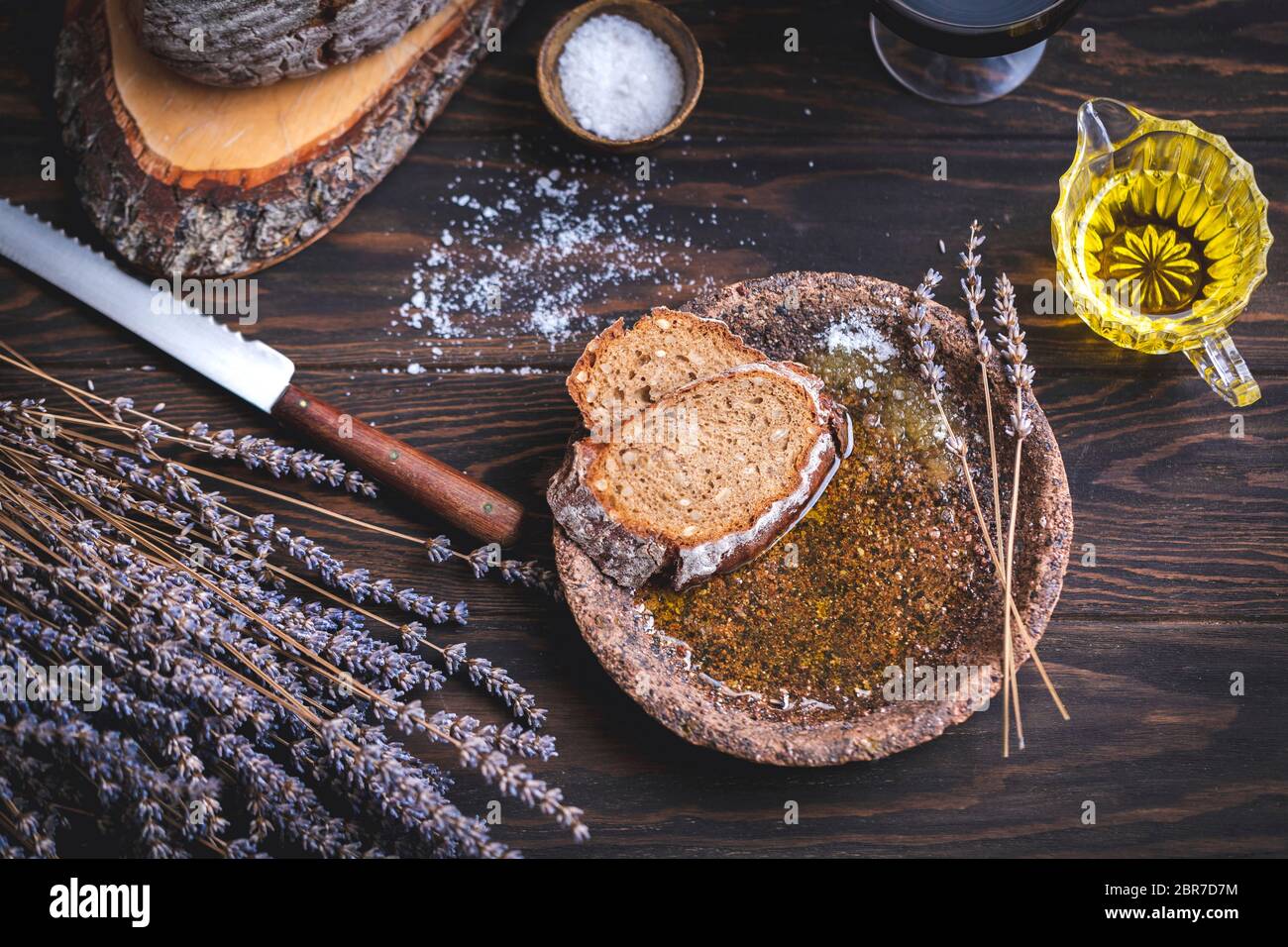 Roggenbrot mit Olivenöl und Salz Stockfoto