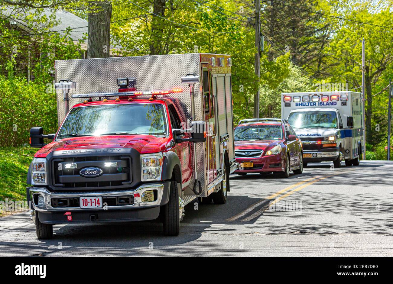 Rettungsfahrzeuge auf einer Shelter Island Straße Stockfoto