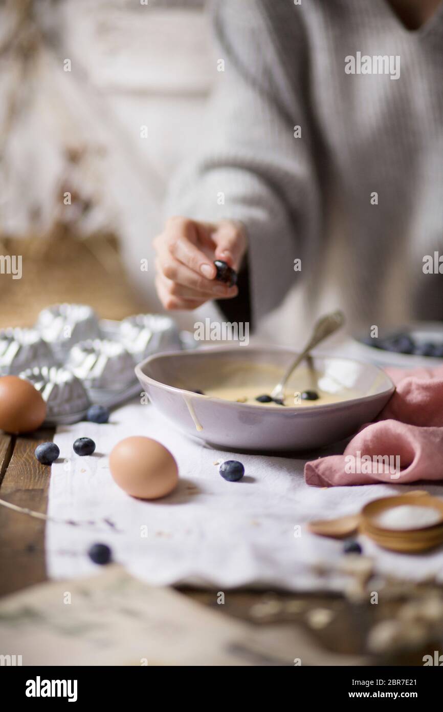 Junge Frau macht Blaubeere Mini Bunt Kuchen Stockfoto