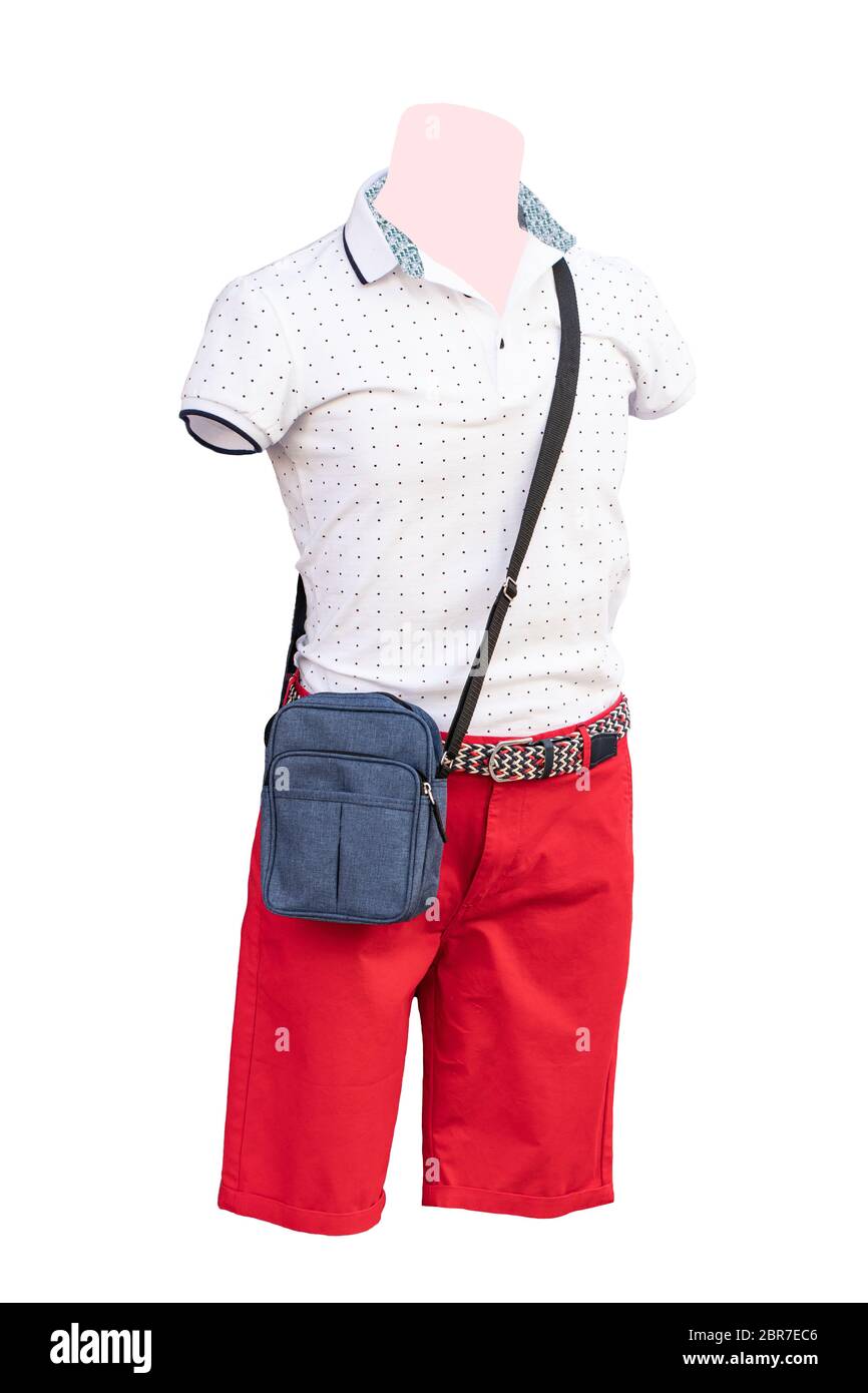 Mannequine. Nahaufnahme von männlichen Schaufensterpuppe in weißem Baumwollhemd und roten kurzen Hosen und einem blauen Beutel, isoliert auf einem weißen Hintergrund gekleidet. Herren-Summ Stockfoto