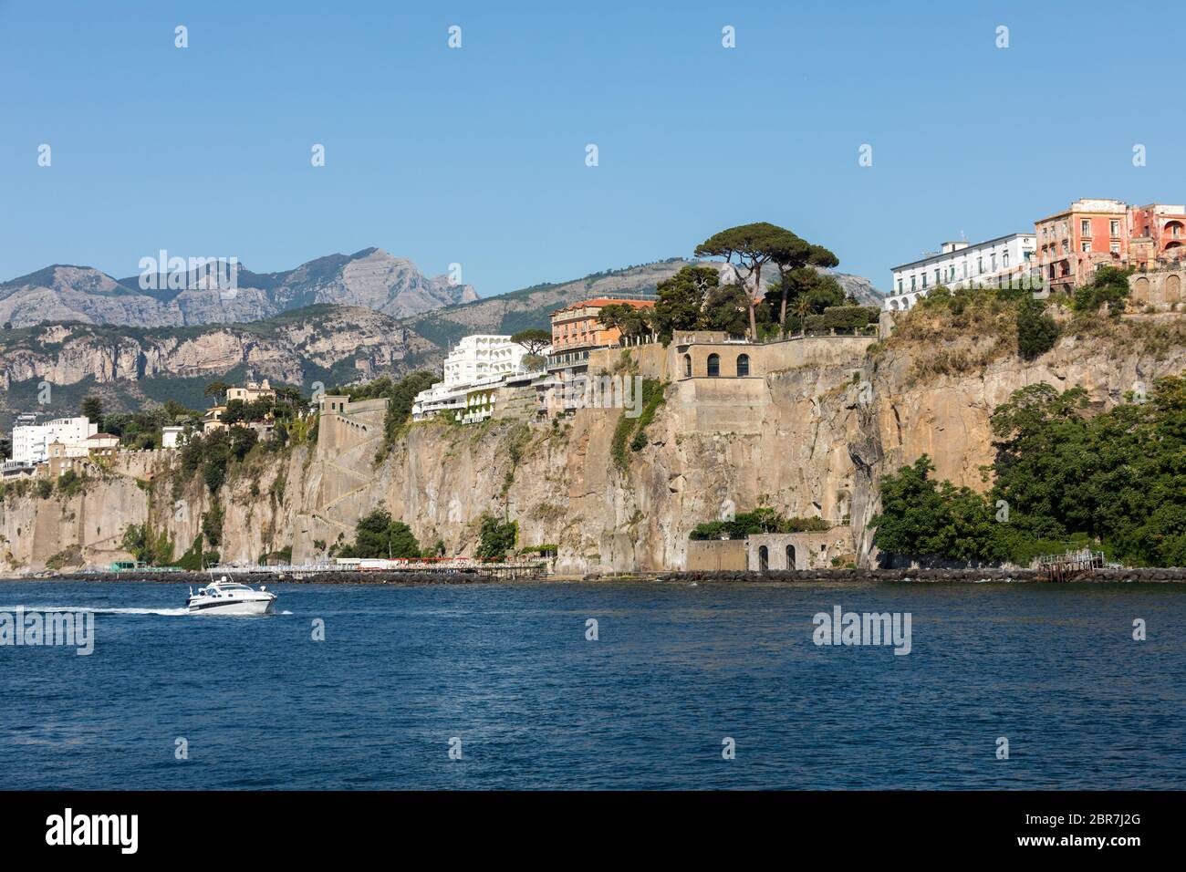 Blick auf die Häuser und Hotels auf den Klippen in Sorrent. Golf von Neapel, Kampanien, Italien Stockfoto