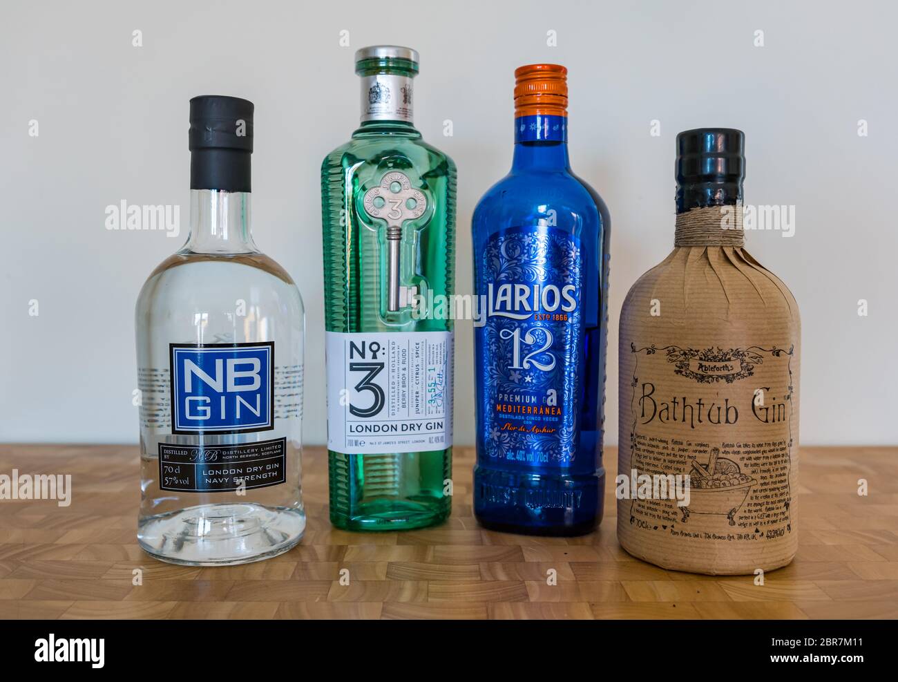 Verschiedene Flaschen der Marke Gin, North Berwick Gin, No 3 London Dry Gin, Larios Premium und Ableforth's Bathtub Gin, Schottland, Großbritannien Stockfoto