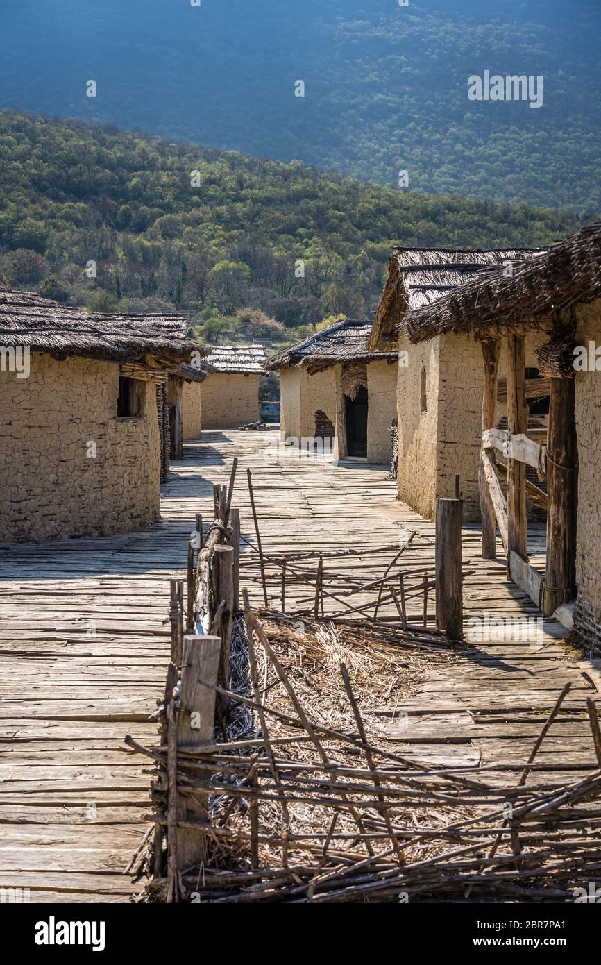 Rekonstruierte alte traditionelle Hütten in der Bucht von den Knochen, Museum auf Wasser, authentische Rekonstruktion der Haufen Wohnung Siedlung, Ohrid, Republi Stockfoto