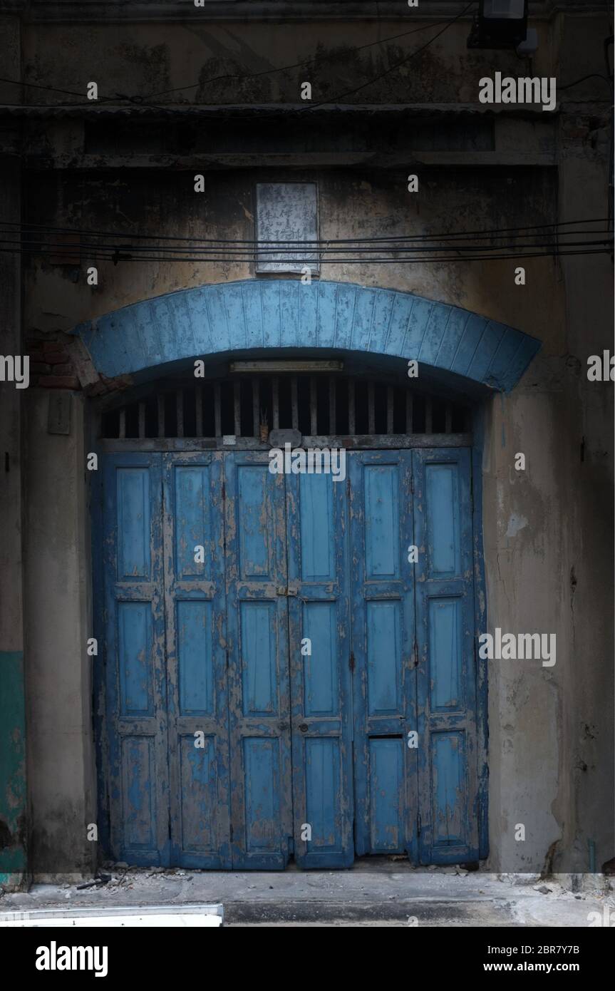 Muster, den Hintergrund und die Textur des alten Akkordeon Türen aus Holz blau lackiert Farbe Stockfoto
