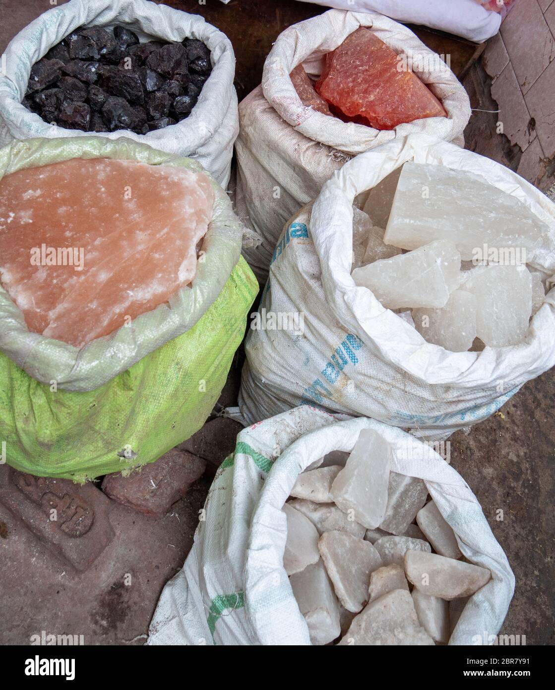 Nahaufnahme von großen Tüten Steinsalz auf dem Gewürzmarkt von chandni chowk in Alt-delhi Stockfoto