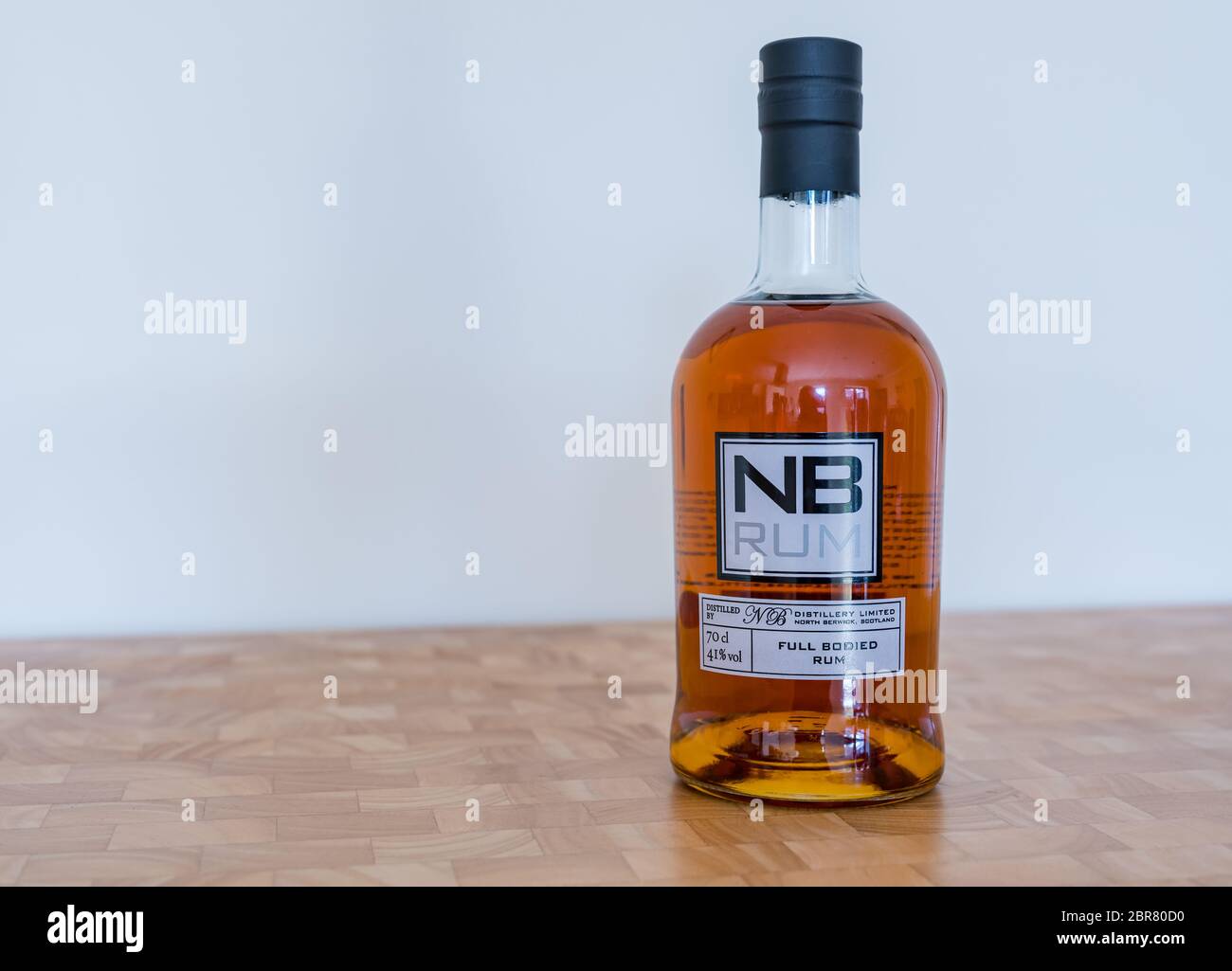North Berwick Rum (NB Rum) Flasche auf Küchenblock, Schottland, Großbritannien Stockfoto