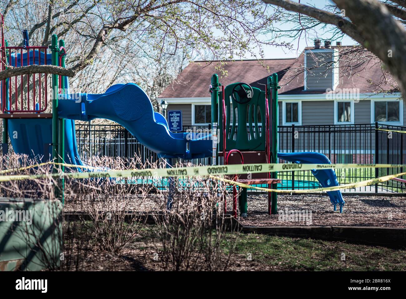 Schaumburg, Illinois, USA April 19 2020: Gatewood Playground nur für redaktionelle Zwecke Gelbes Warnband, das anzeigt, dass der Spielplatz wegen geschlossen ist Stockfoto