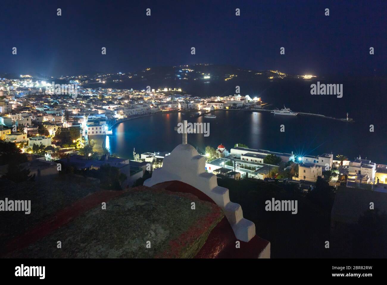 Luftaufnahme von Mykonos Stadt, Chora mit altem Hafen, weißen Häusern, Windmühlen und Kirchen auf der Insel Mykonos, der Insel der Winde, in der Nacht, Gree Stockfoto