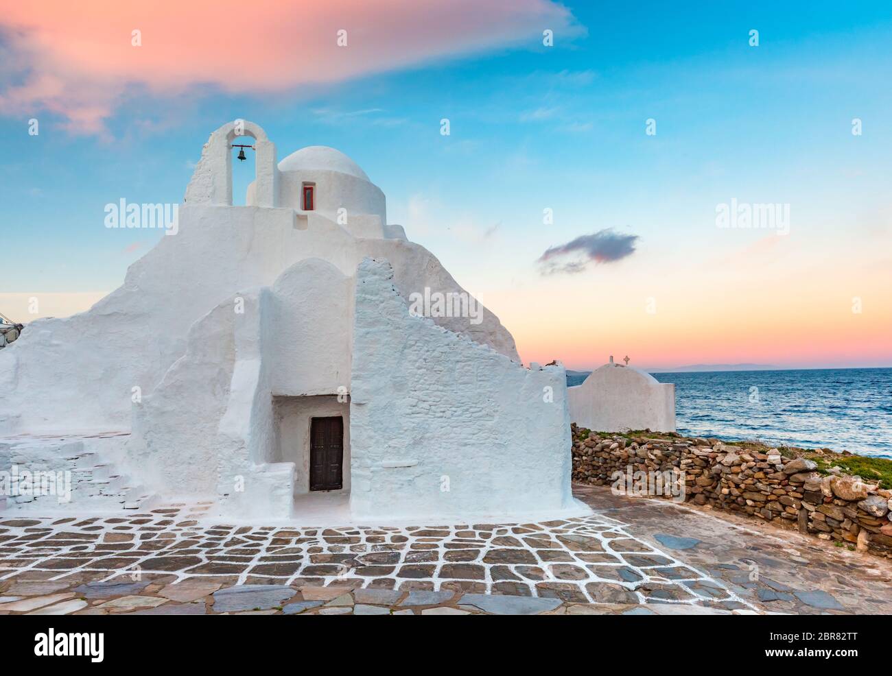 Kirche von Panagia Paraportiani bei Sonnenaufgang, die berühmtesten architektonischen Strukturen in Griechenland, auf der Insel Mykonos, der Insel der Winde, Griechenland Stockfoto