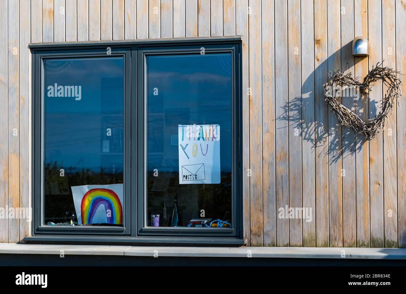 Regenbogenzeichnung im Hausfenster und Dankesnachricht während der Sperrung der Coronavirus-Pandemie Covid-19, Schottland, Großbritannien Stockfoto