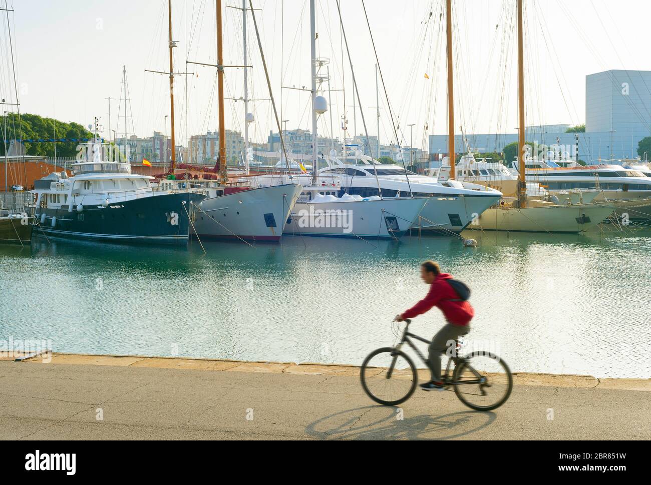 Mann reiten Fahrrad in Barcelona, Port Vell. Bewegungsunschärfe Stockfoto