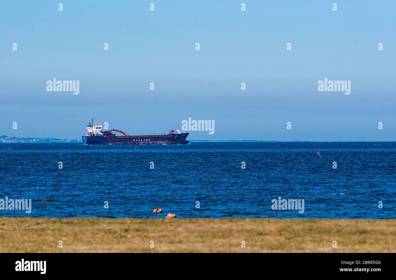 Hagland Frachtschiff am Horizont in Firth of Forth, Schottland, Großbritannien Stockfoto