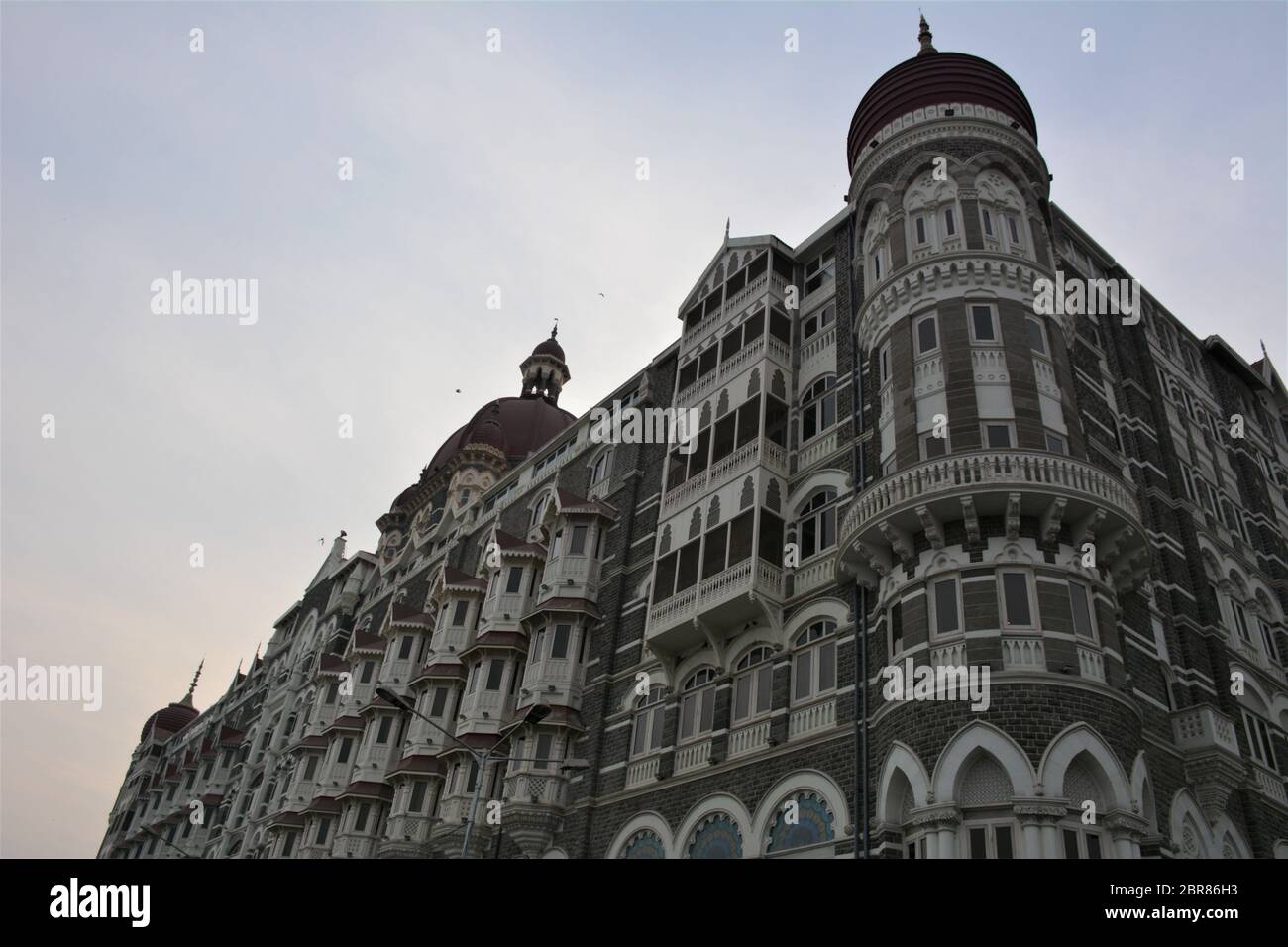 Das Taj Mahal Palace Hotel in Mumbai, Maharashtra, Indien, wurde 1903 eröffnet und im viktorianischen gotischen Stil erbaut. Stockfoto