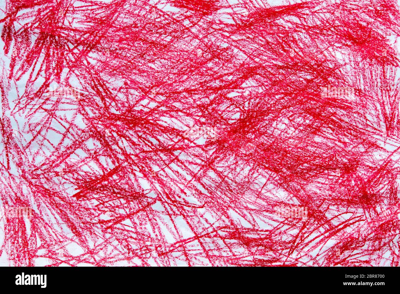 Kind Artwork. Red Bleistiftzeichnungen auf weißem Papier Hintergrund Textur. Stockfoto