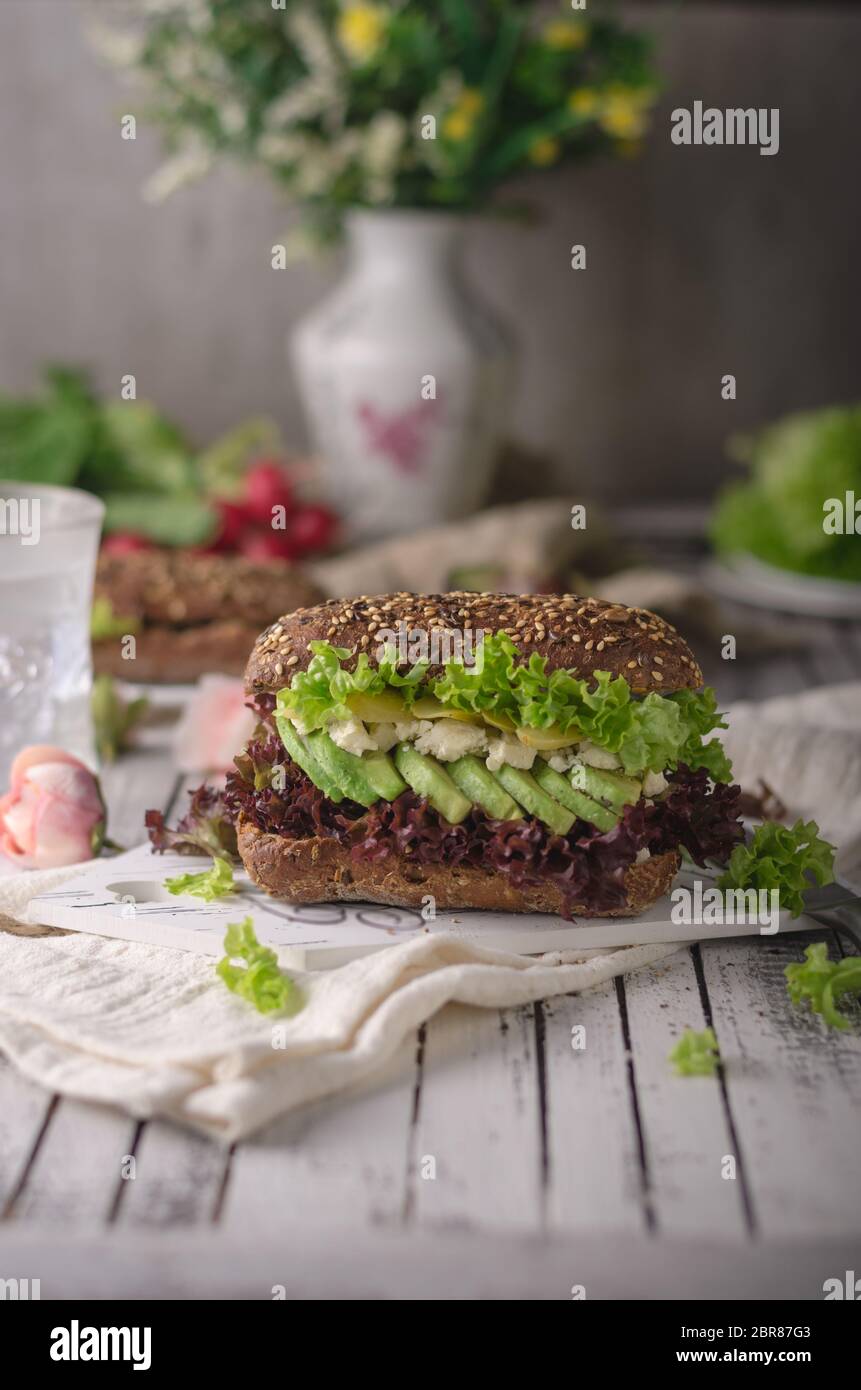 Hausgemachte avocado Salat Sandwich, Vollkornbrot, Essen Fotografie Stockfoto