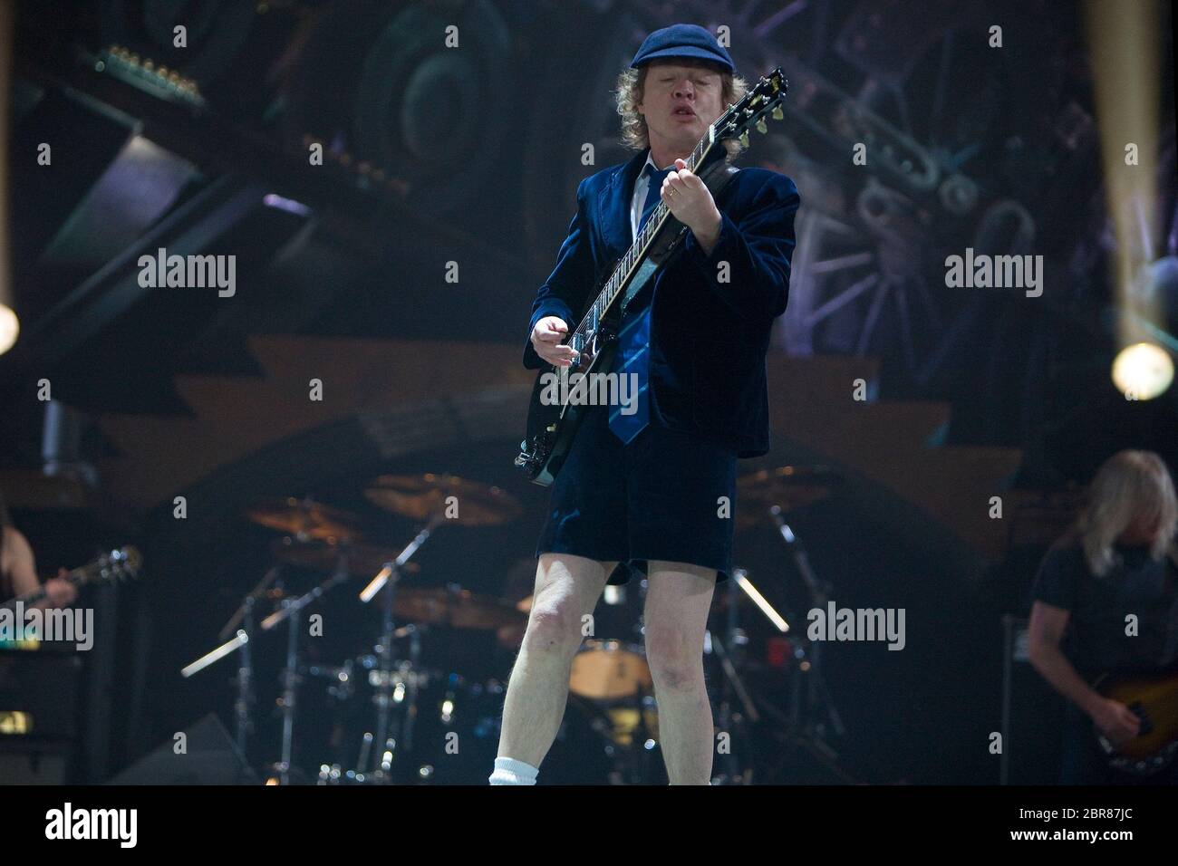 Gitarrist Angus Young von AC/DC Performa in der Oracle Arena am 02. Dezember 2008 in Oakland, Kalifornien. Stockfoto