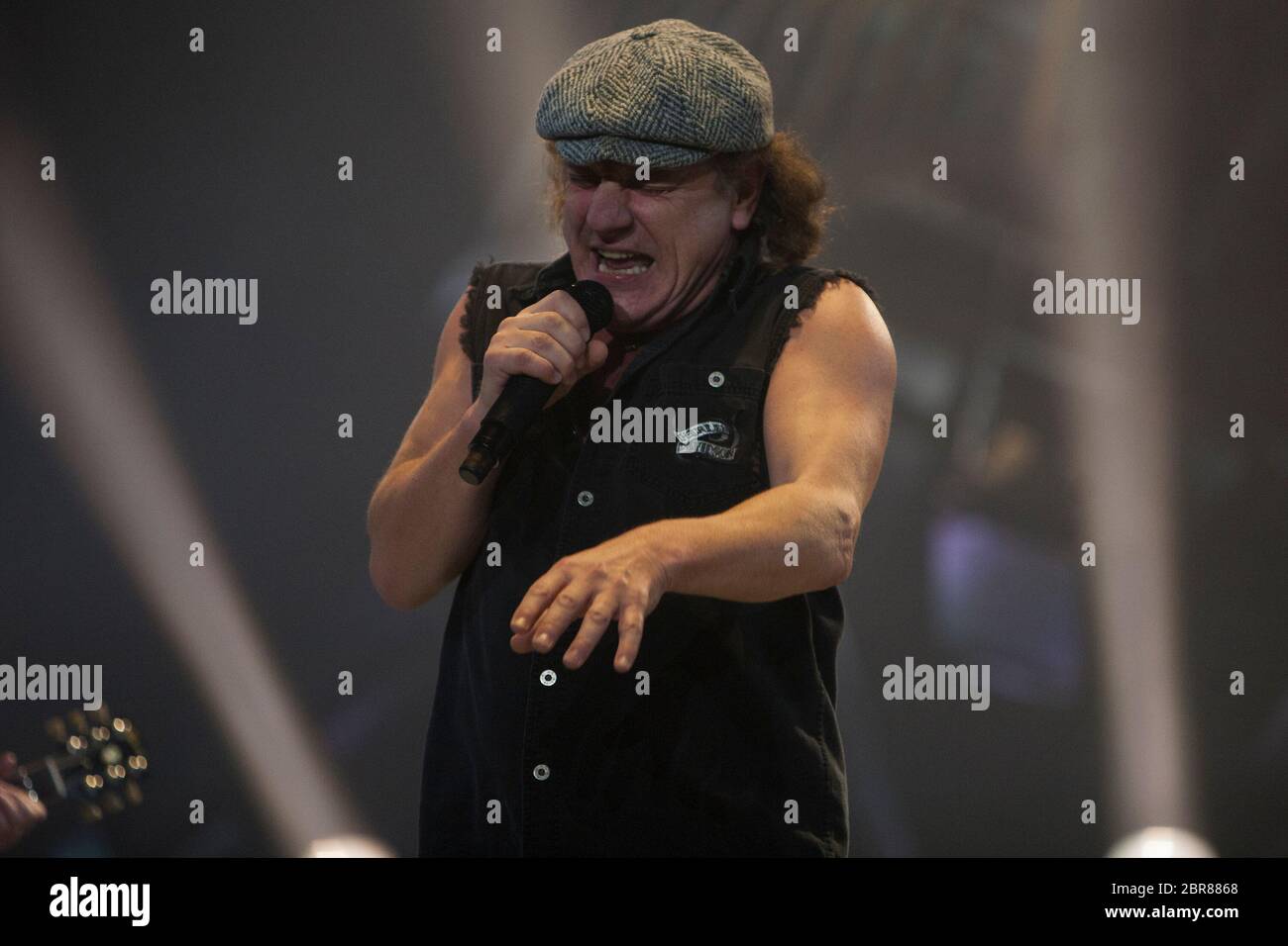 Sänger Brian Johnson von AC/DC treten am 02. Dezember 2008 in der Oracle Arena in Oakland, Kalifornien, auf. Stockfoto