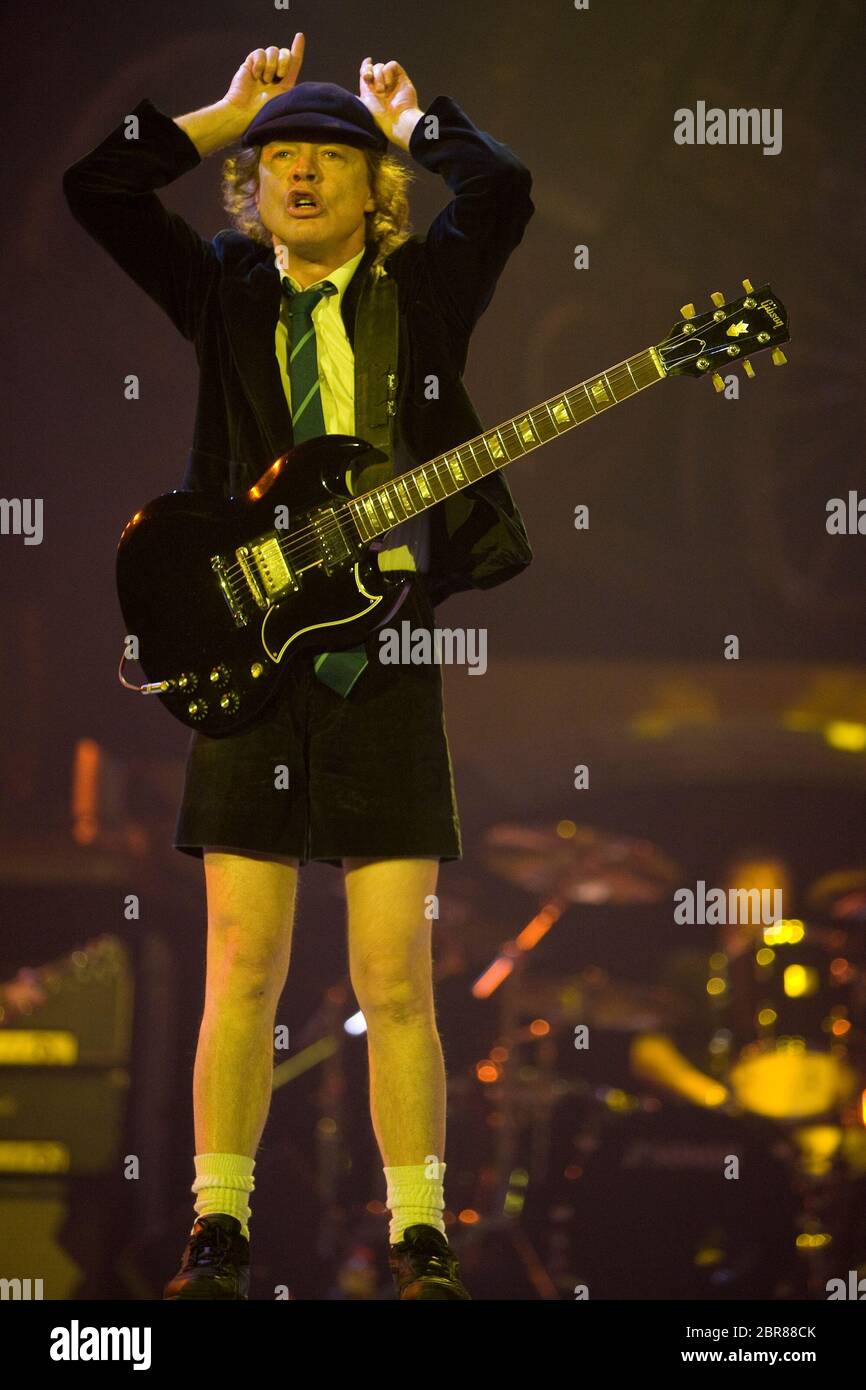 Gitarrist Angus Young von AC/DC Performa in der Oracle Arena am 02. Dezember 2008 in Oakland, Kalifornien. Stockfoto