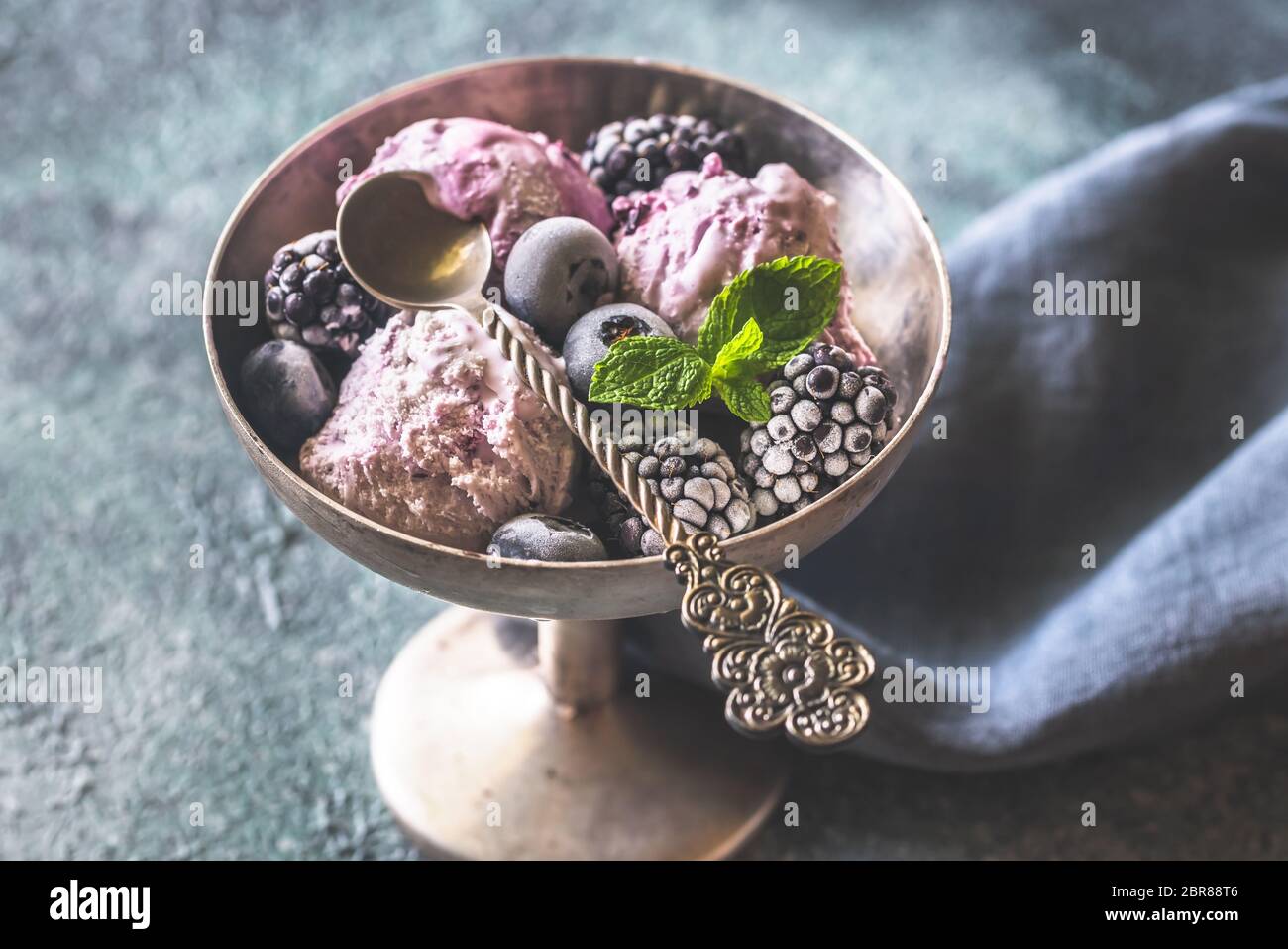 Obst Eis mit frischen Heidelbeeren und Brombeeren in Vintage vase Stockfoto