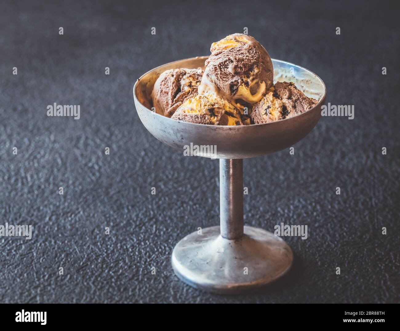 Orange und Schokolade Eis in Vintage vase Stockfoto