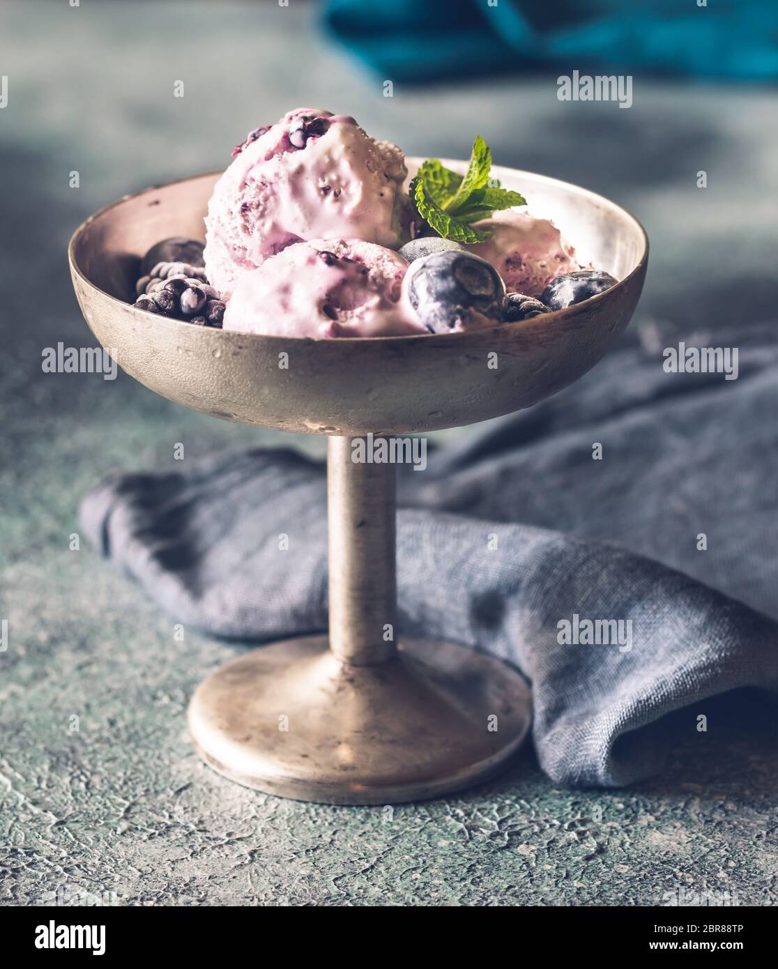Obst Eis mit frischen Heidelbeeren und Brombeeren in Vintage vase Stockfoto